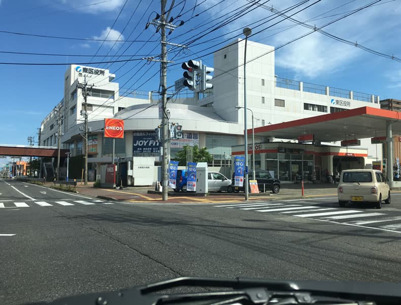 約１.５km先の、新潟市東区役所の十字路を右折してください。