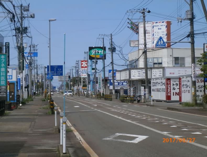 新発田市街から県道32号線を新潟方面に向かい、セレモニー飯豊さまが角地にある住吉町3の信号機を左折して下さい。
