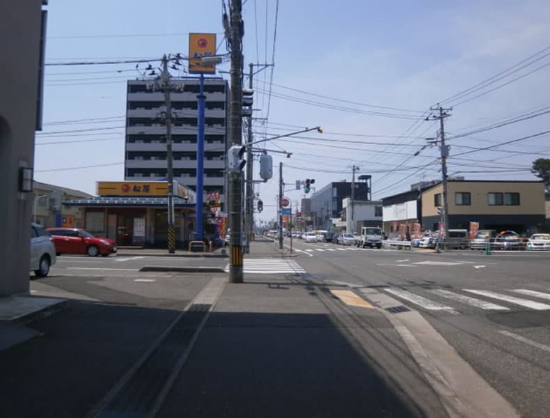 新潟駅から出来島方面へ向かい米山交差点(松屋さま)を左折してください。