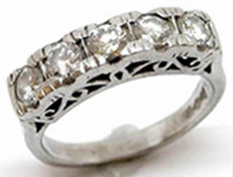 デザインが古い、石のグレードが低い、石が小さい