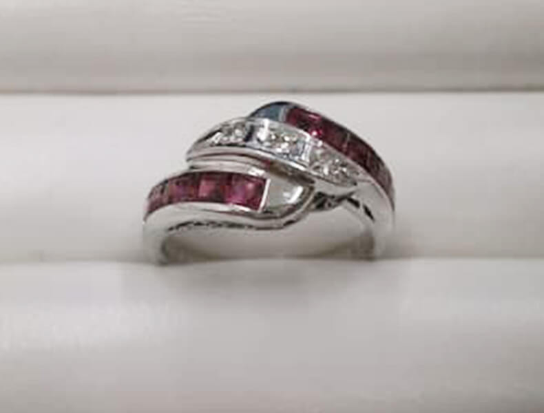 デザインが古い、石のグレードが低い、石が小さい