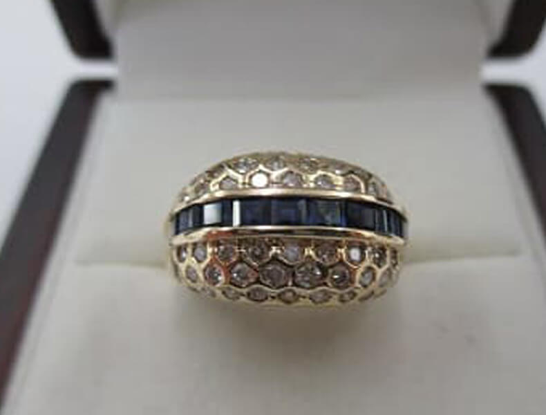 デザインが古い、石のグレードが低い、小粒のサファイア、台座から外れている