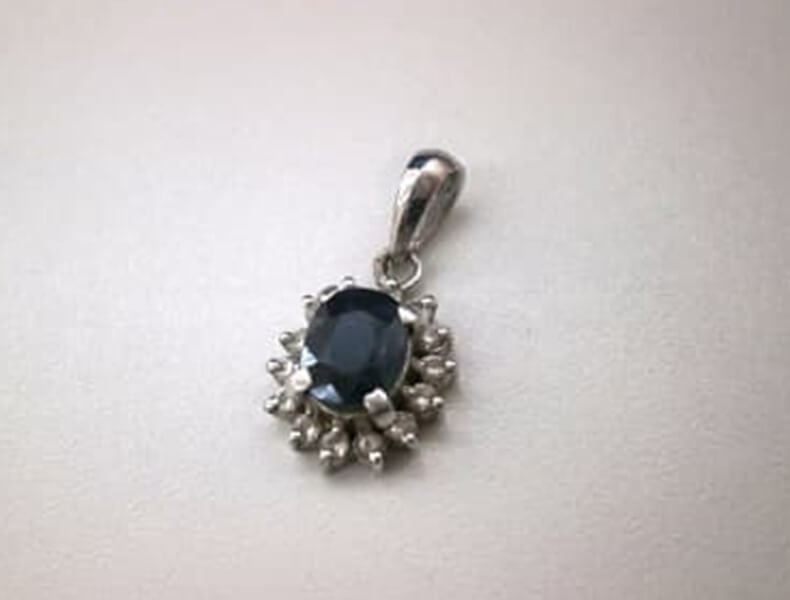 片方しかない、留め具やパーツが欠けている、チェーンが切れた、石座が折れた、メレダイヤ部分が取れてしまった