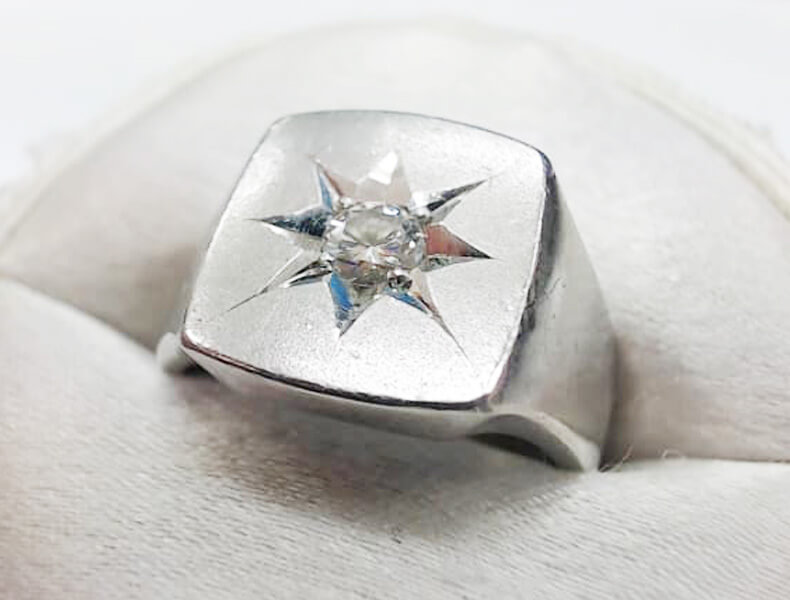 イニシャルが入っている