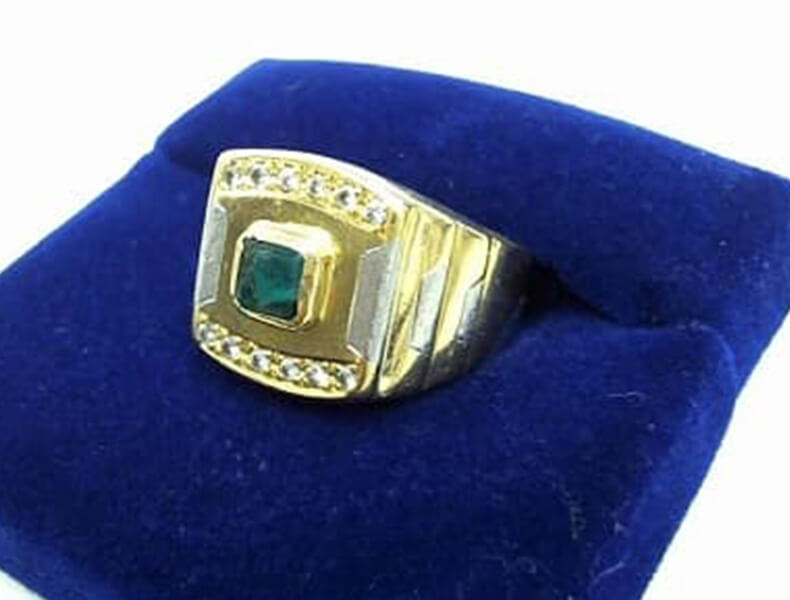 デザインが古い、石のグレードが低い、石が小さい、台座から石が外れている