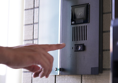 知らない人を自宅に入れるのは怖い