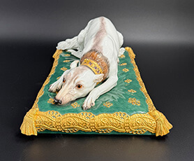 マイセン窯　色絵金彩　ロシアン・グレートハウンド坐像