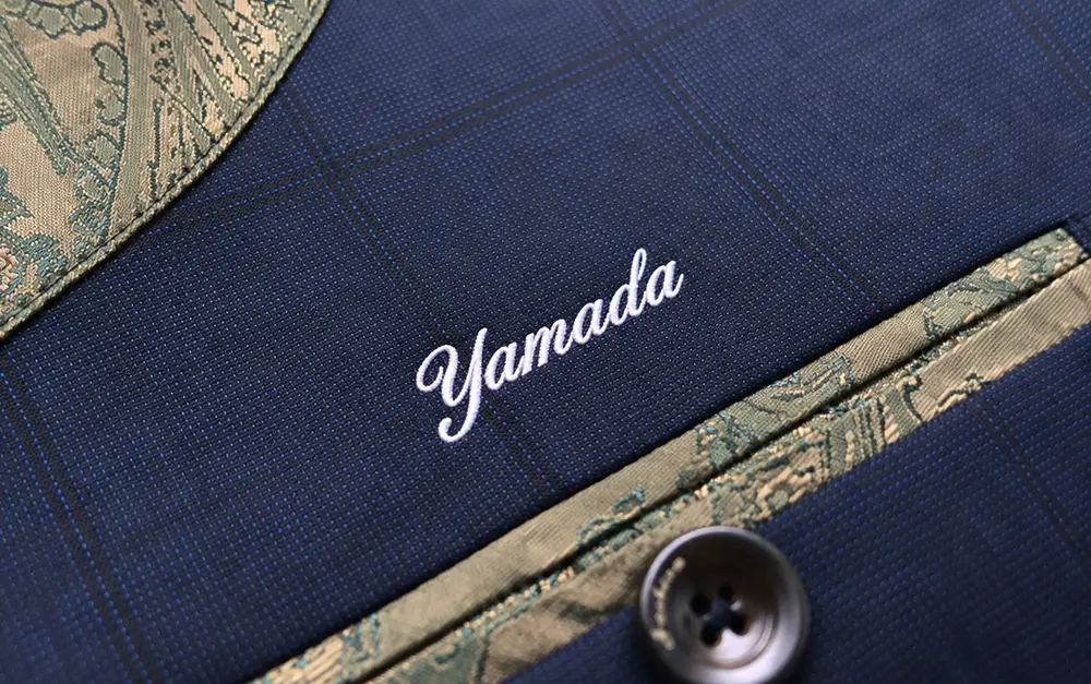 ネーム刺繍が入っている