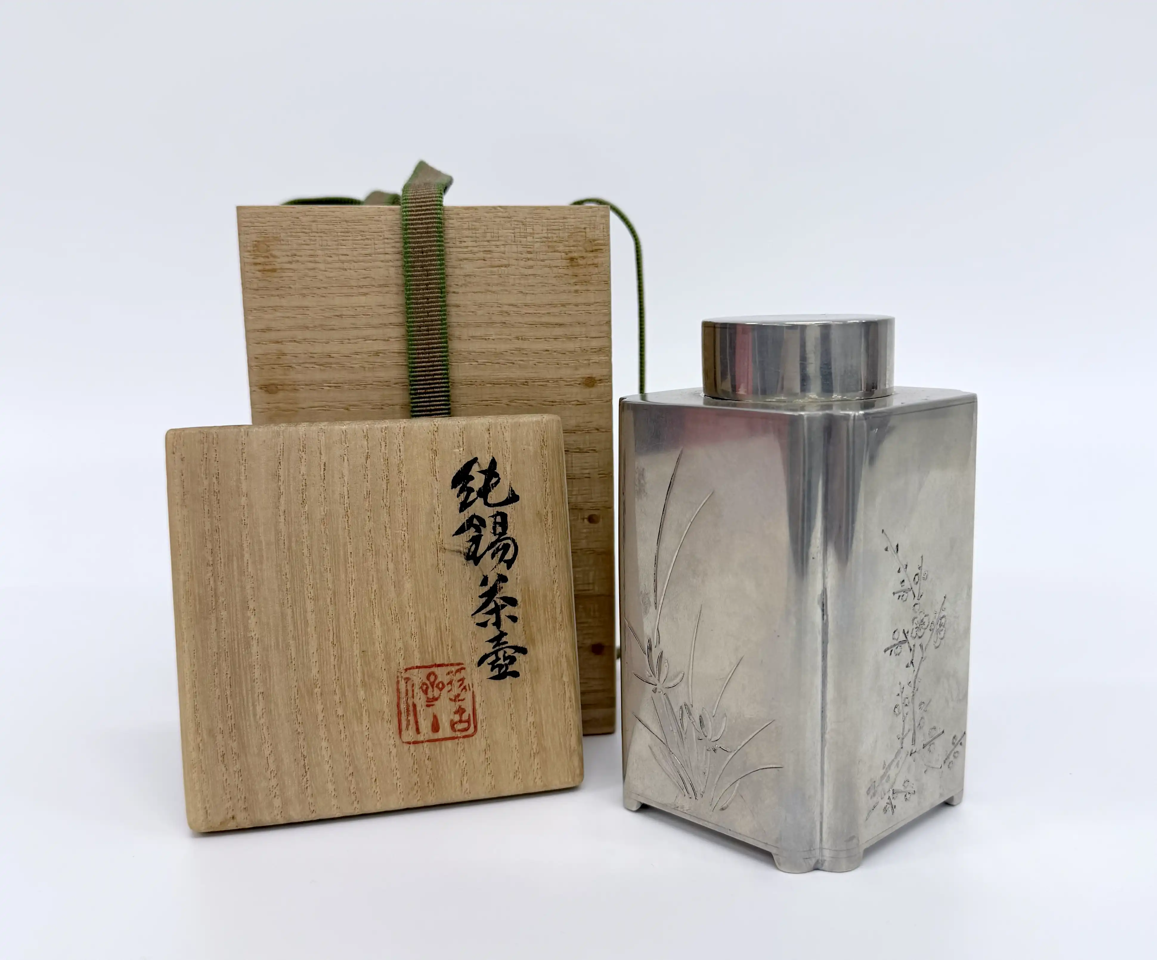 四代秦蔵六　純錫茶壺　四入角　四君子刻