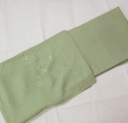 未使用で仕付け糸のついた着物