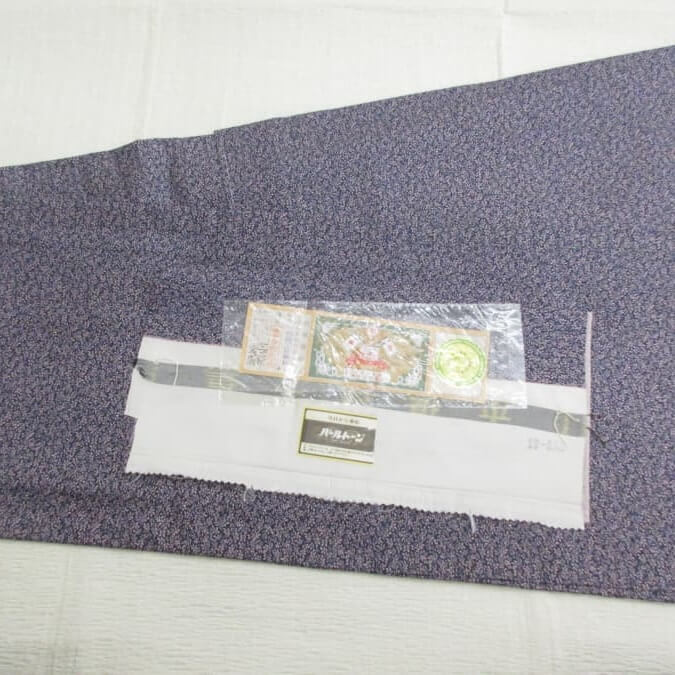 未使用で仕付け糸のついた着物