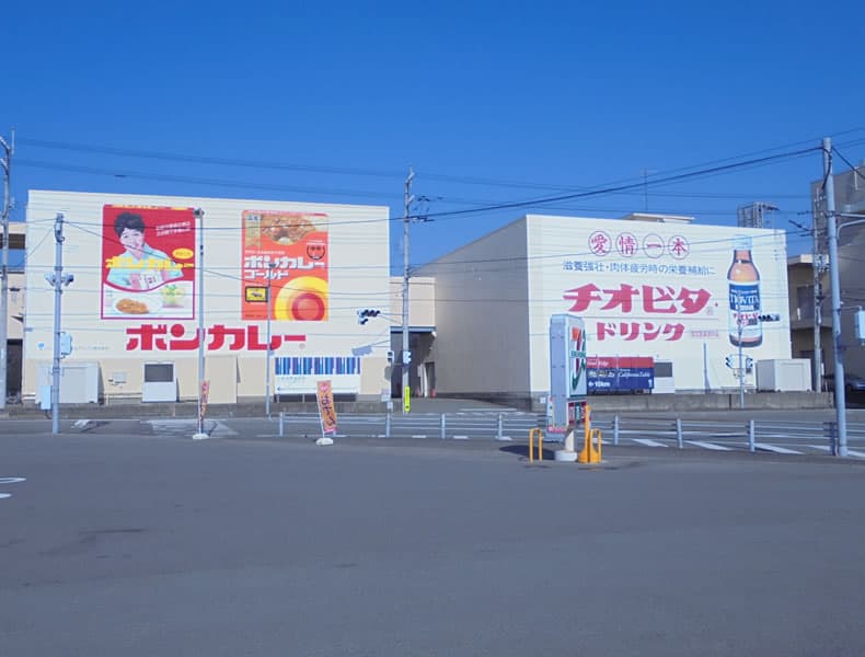 左手に大塚倉庫が見える大桑島交差点を右折します。