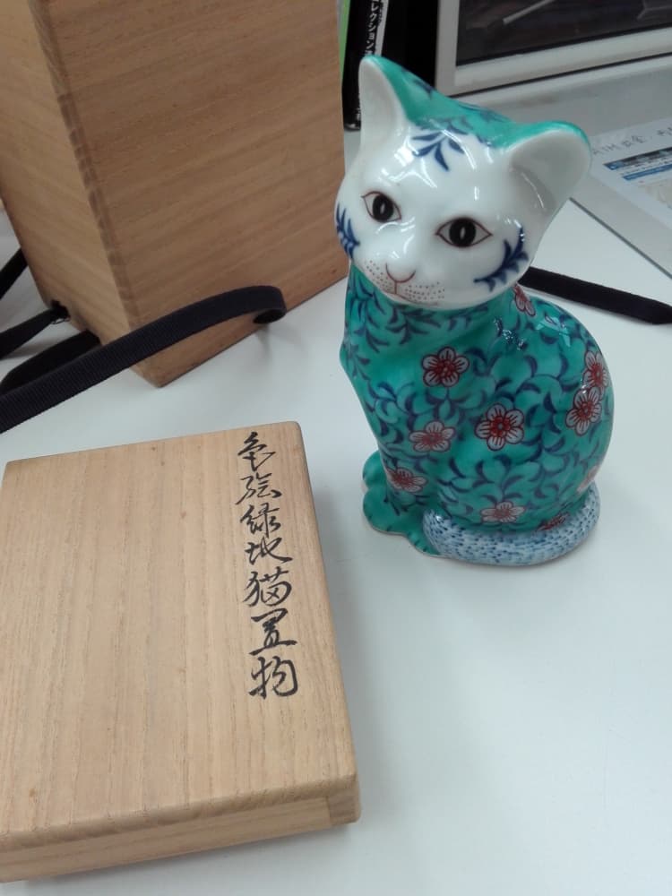 色絵猫置物【四国中央店】 愛媛県四国中央市にあるザ・ゴールド 四国中央店の画像1