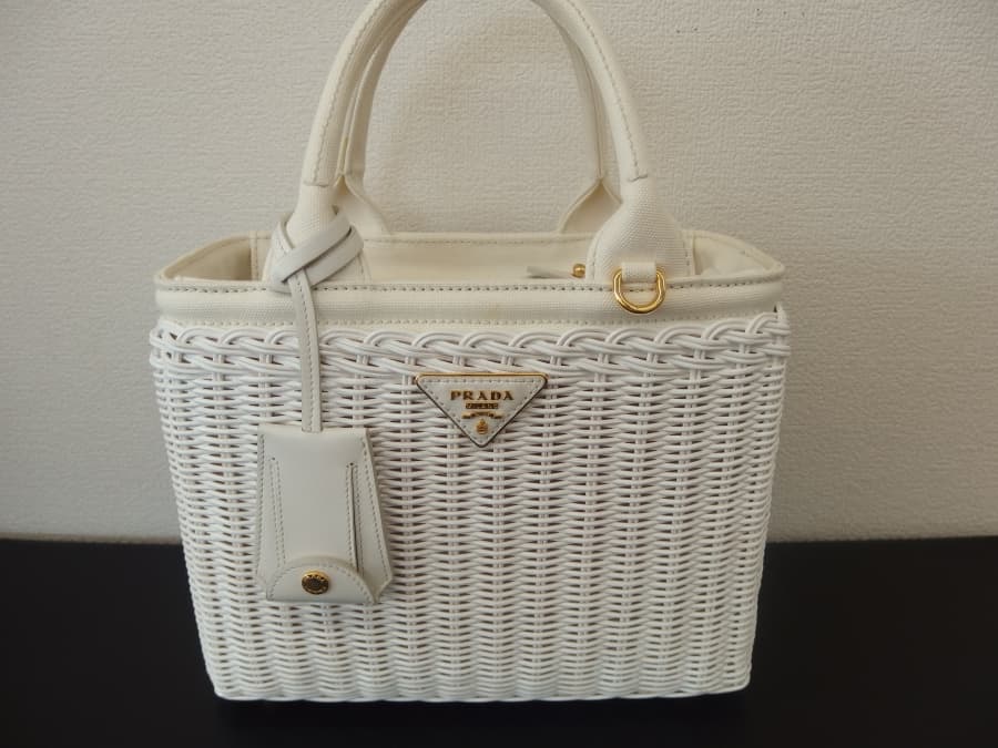 プラダ2Wayショルダーバッグ【丸亀店】 香川県丸亀市にあるザ・ゴールド 丸亀店の画像1