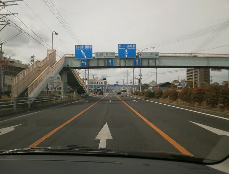 陸橋の下を通りまっすぐ高松駅方面へ進みます。