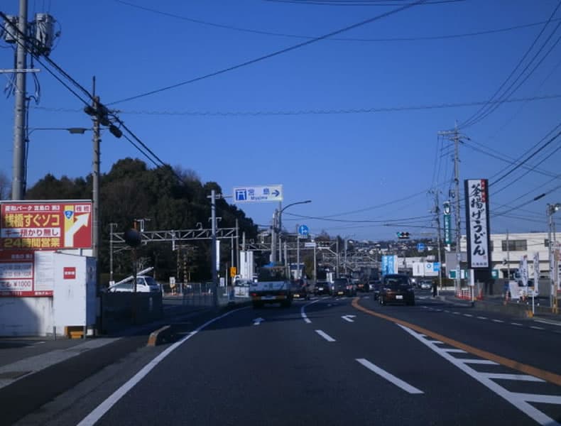 国道2号線(通称宮島街道)を広島市内へ進んでください。