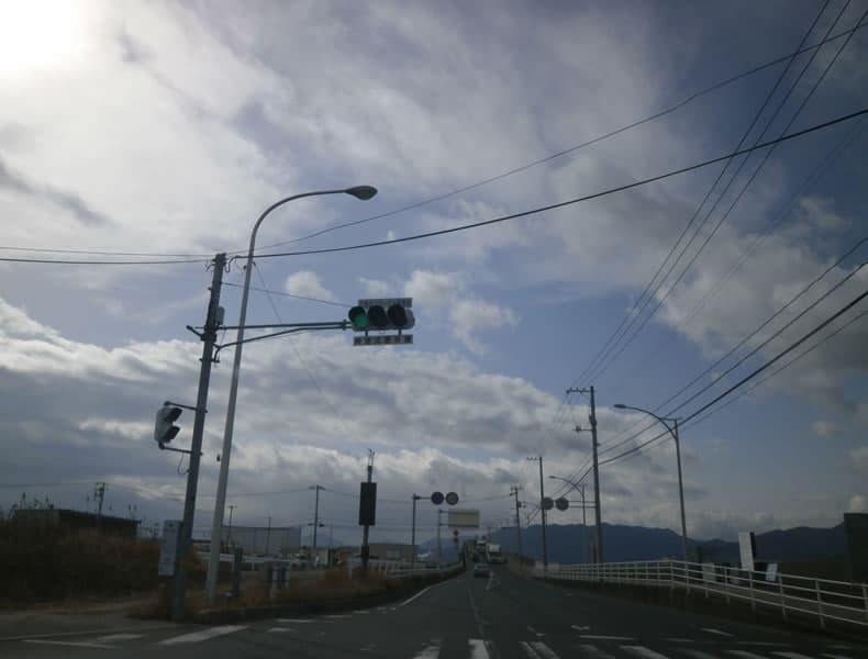 広島はつかいち大橋を渡り、そのまま直進します。