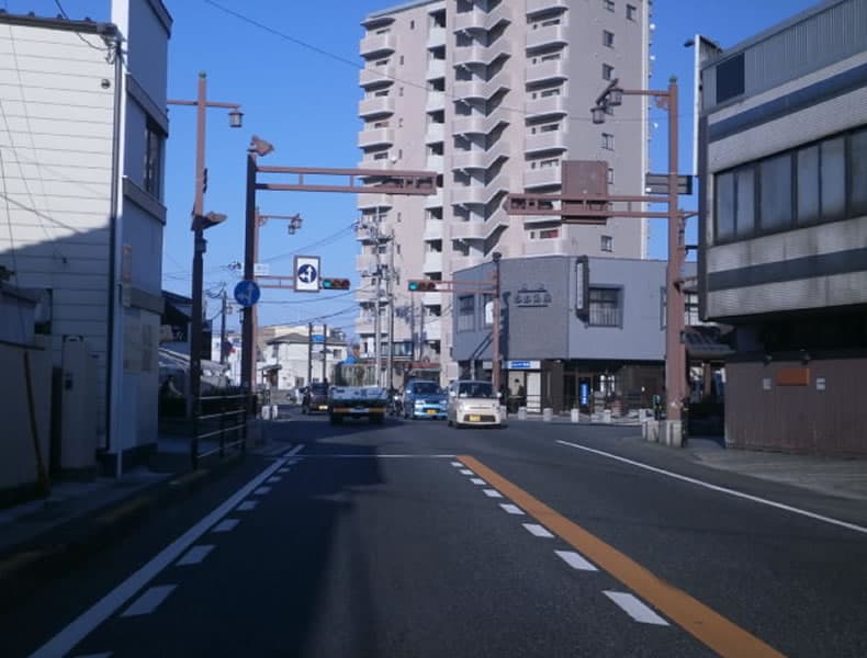 広島電鉄宮島線宮島口駅前を通り過ぎ、しばらく直進します。