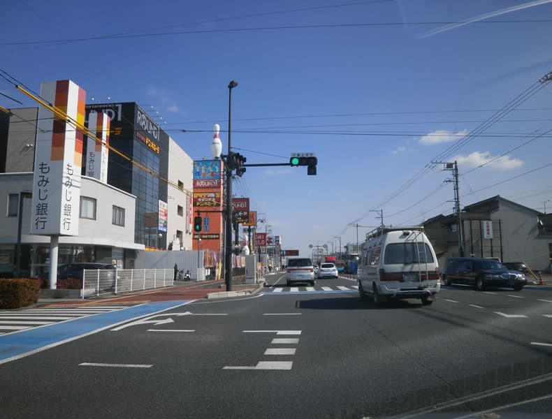 もみじ銀行福山東店のある千間土手中信号を直進し、さらに東へ進みます。