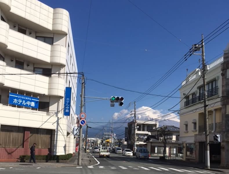 ビジネスホテル中島さんのある中島新道町交差点も、そのまま直進します。