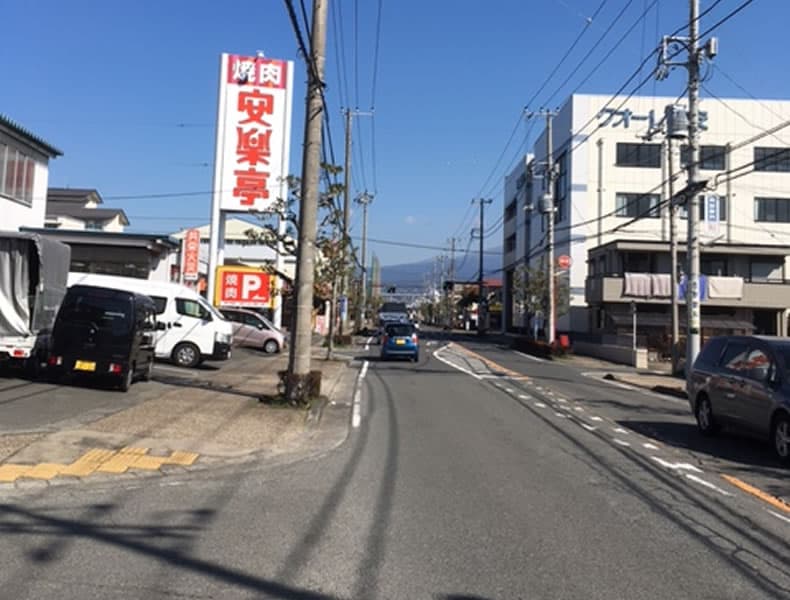 安楽亭富士中島店さんの先の信号を右折します。200mほどでザ・ゴールド富士店が右手に見えます。