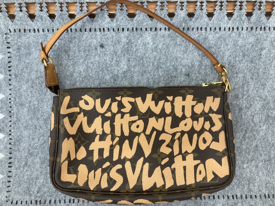 ルイヴィトン　ポシェットアクセソワール　モノグラムグラフィティ　M92193　買取実績【136号三島店/静岡県/三島市】 静岡県三島市にあるザ・ゴールド 136号三島店の画像1