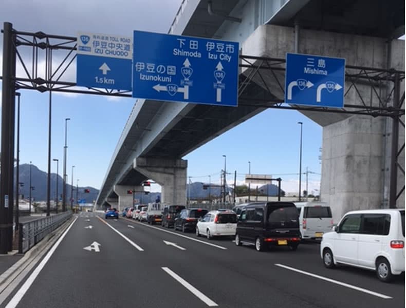 大場川南交差点を右折し、国道136号線を三島方面へ進んでください。左手には静岡トヨタ函南店さんがある交差点です。