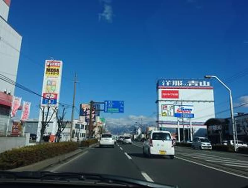 上高田北交差点を須坂方面へ進みます。左手にメガドンキホーテ長野店があります。