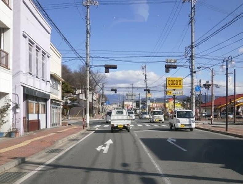 ココス信州伊那店さんが右手に見える中央区の信号を左折し100ｍ進むと右手にザ･ゴールド伊那店があります。
