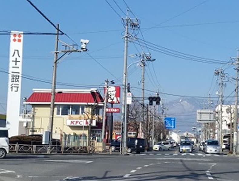 国道19号線との交差点「南松本」の角に店舗がございます。