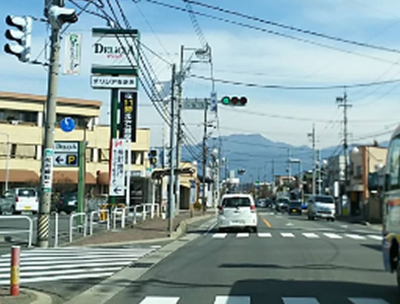 松本市街地へ向け二子橋を渡り、国道296号線を直進します。スーパーデリシアさんを左手に更に直進します。