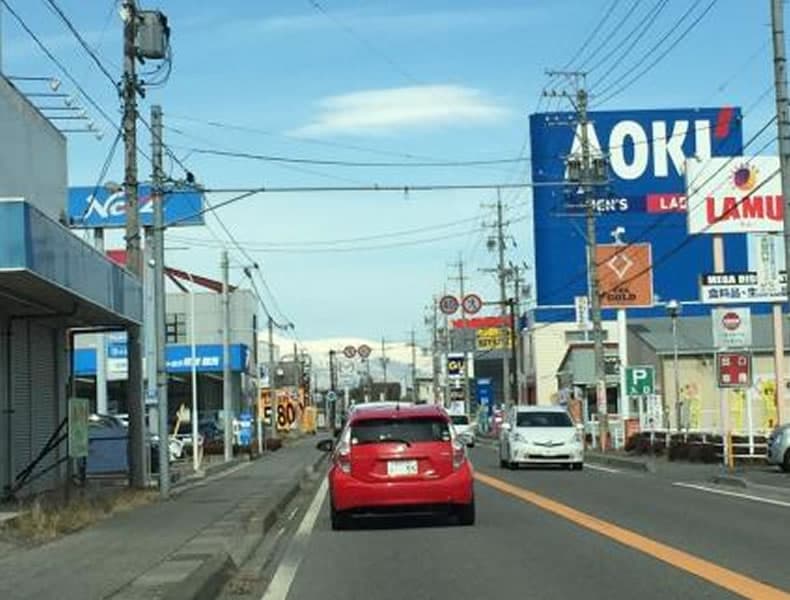「AOKI穂高店｣さんの大きな看板の手前、オレンジ色の看板にダイヤマークが目印です。