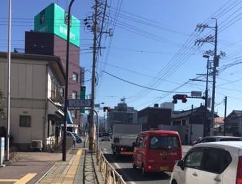 上田郵便局さんを通過し、上田城跡公園入口の交差点をさらに直進します。