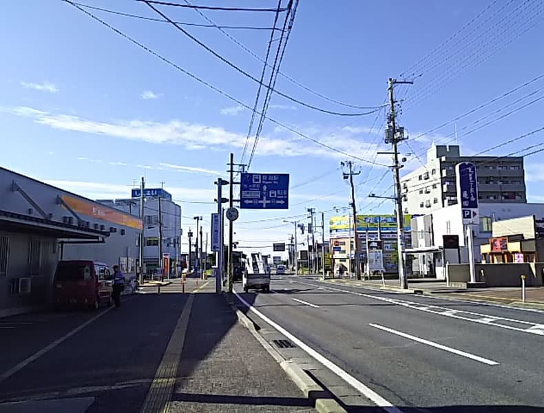 本町からは亀田駅前の交差点（角に亀田郵便局）を左折してください。