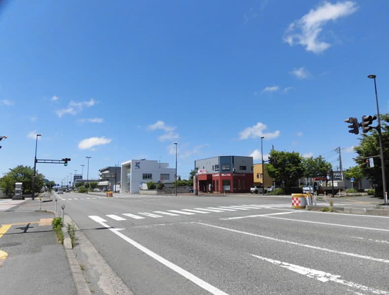 豊浦方面からは南バイパスを国道7号線に向かい左側にある西新発田駅信号機を右折して下さい。