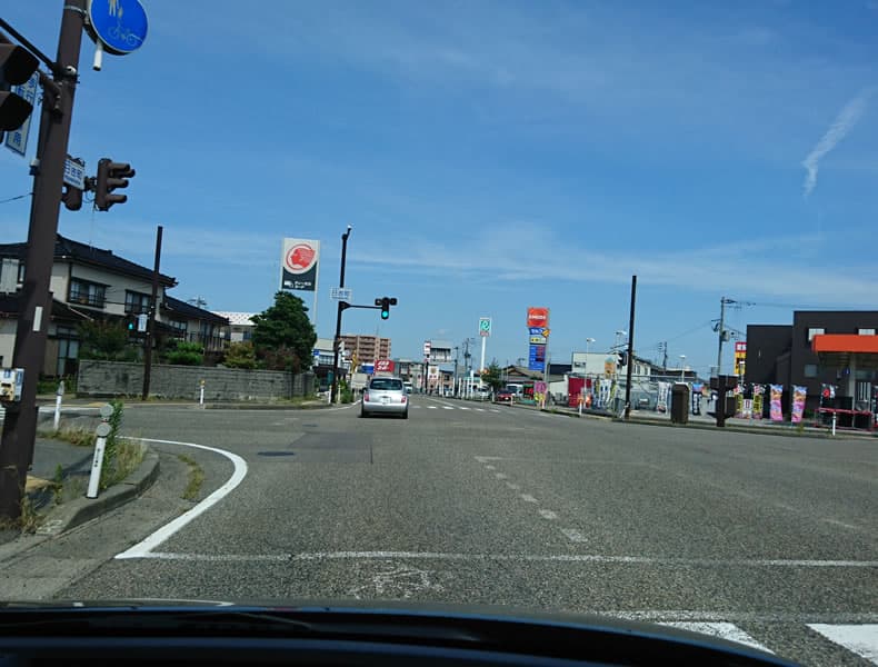 長岡方面に向かい直進し、日吉交差点を過ぎますと、約100ｍ先右手にザ・ゴールド柏崎店が見えてまいります。