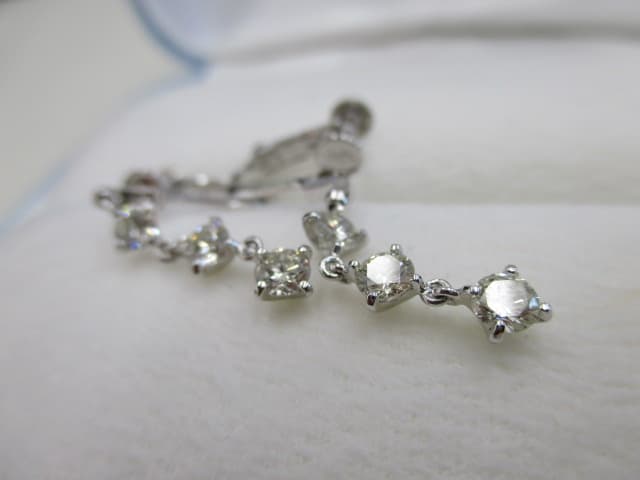 18金ホワイトゴールド　ダイヤ付きイヤリング【長岡店】 新潟県長岡市にあるザ・ゴールド 長岡店の画像1