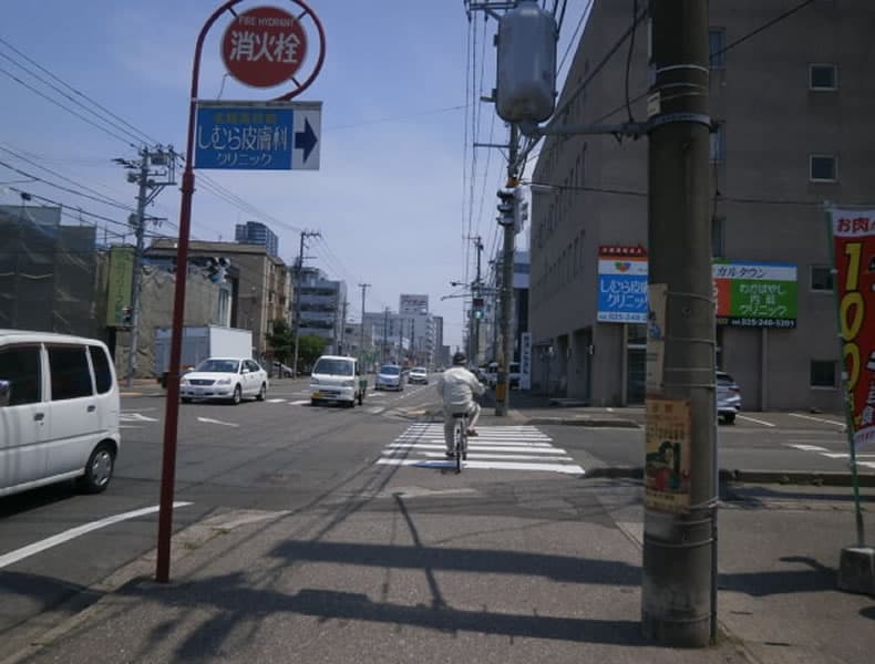 出来島方面からは新潟駅へ向かい米山交差点(新潟信金米山支店さま)を右折してください。