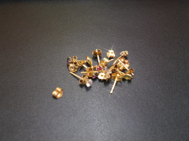 18金石付き片方のみピアスの買取実績【郡山新さくら通り店/福島県/郡山市】 福島県郡山市にあるザ・ゴールド 郡山新さくら通り店の画像1