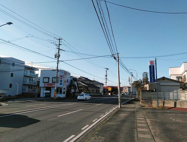 宮城県道8号線(利府街道)を仙台方面に向かい、直進致します。