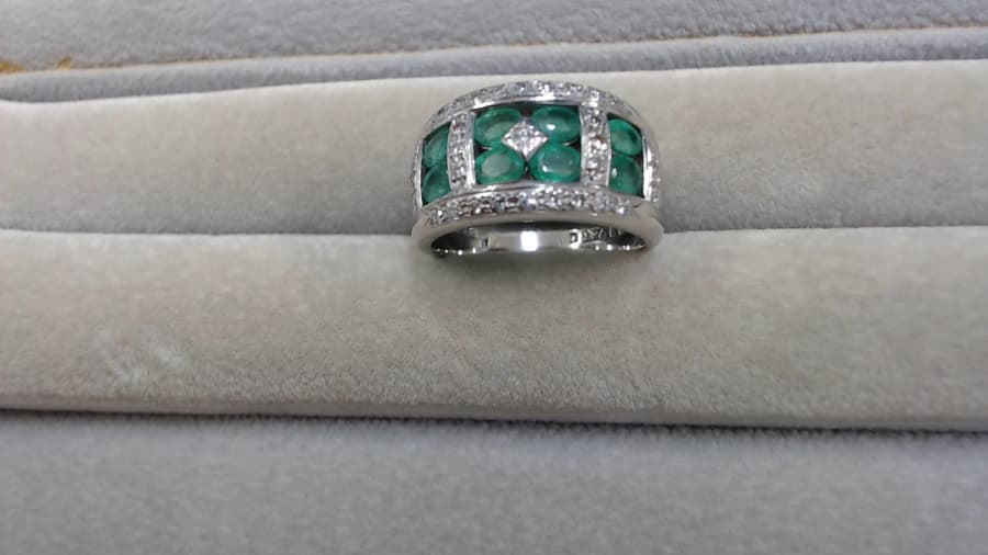 エメラルド・メレダイヤ付きプラチナリング　【石巻店】 宮城県石巻市にあるザ・ゴールド 石巻店の画像1