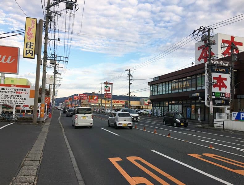 バイパス右手に「ヤマト屋書店TSUTAYA中里店」さまがございますので、その向かい側・進行方向左手に当店がございます。