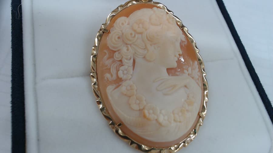 カメオ付きブローチ　買取実績　【古川店／宮城県／大崎市】 宮城県大崎市にあるザ・ゴールド 古川店の画像1
