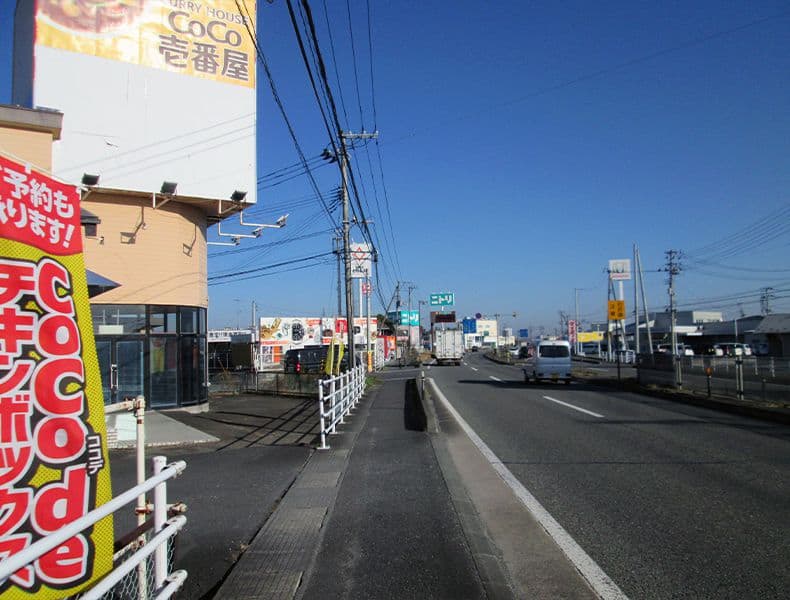 同じく左手に「COCO壱番屋」さまがみえましたら、その１件向こうにザ・ゴールド古川店がございます。