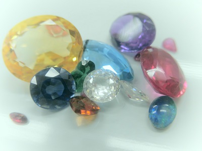 星座石と誕生石の違い　【八戸湊高台店】