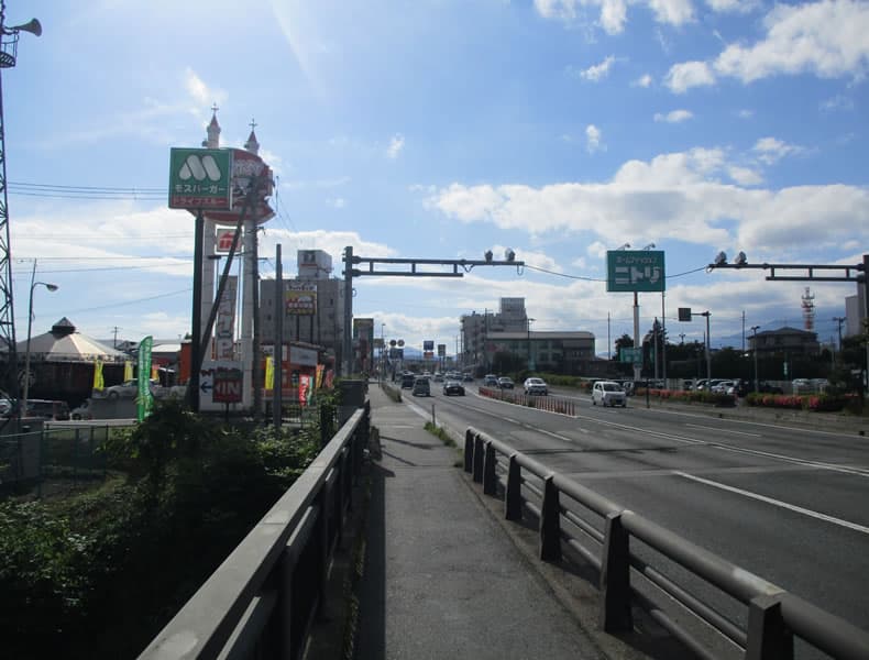 「北大橋」を渡ると「ザ・ゴールド 盛岡北店」が左に見えます。