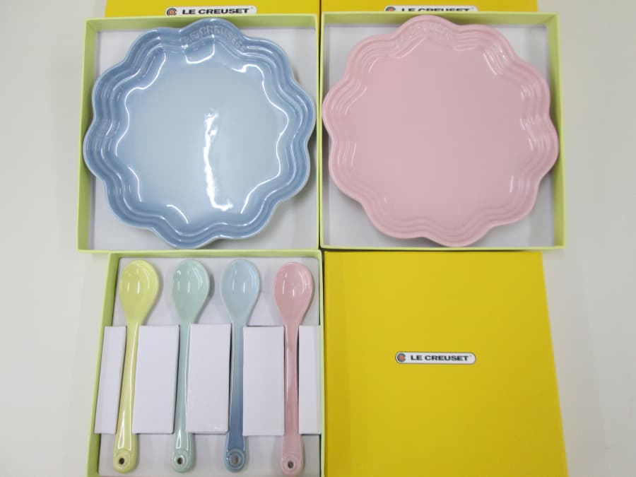 ルクルーゼ　フリルプレート&スプーンセット【北見店】 北海道北見市にあるザ・ゴールド 北見店の画像1