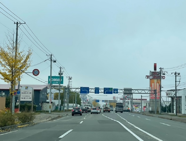 国道40号線沿いを旭川駅方面へ直進すると、途中右側にパチンコ〔ビッグトマトさま〕が見えます。