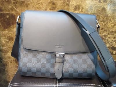 ルイ・ヴィトン　ニューポート・メッセンジャーPM　【狸小路3丁目店】 北海道札幌市にあるザ・ゴールド 札幌狸小路3丁目店の画像1