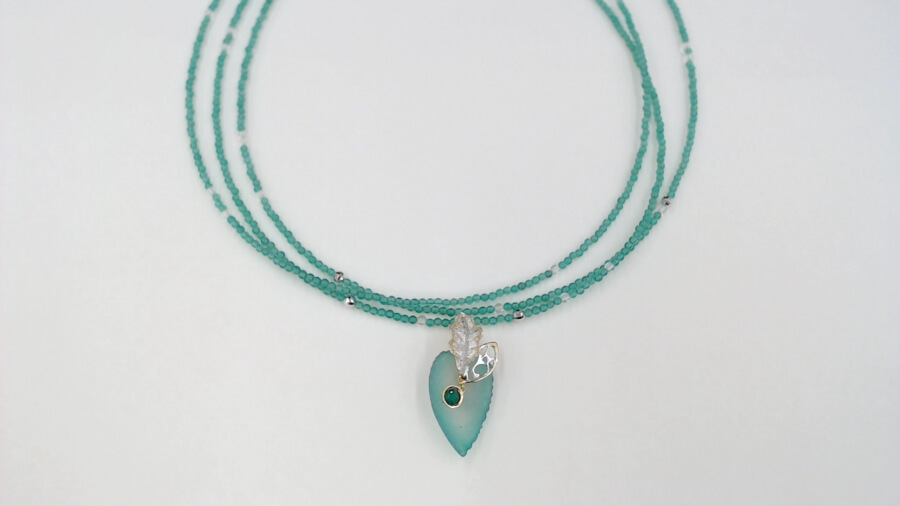 Ｋ18ＷＧ・メノウ・（カルセドニー）エメラルド付きネックレス【砺波中神店】 富山県砺波市にあるザ・ゴールド 砺波中神店の画像1